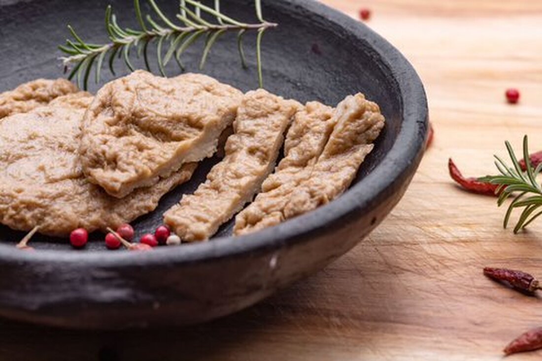 In einer Zeit, in der alternative Ernährungsformen immer beliebter werden, stellt sich die Frage nach der Gesundheit von Fleischersatzprodukten. Eine umfassende Analyse von 323 Fleischersatzprodukten durch den Verein für Konsumenteninformation (VKI) liefert interessante Erkenntnisse, die darauf hindeuten, dass natürliches Fleisch – in Maßen genossen und von hoher Qualität – eine gesündere Option sein könnte als viele verarbeitete Fleischersatzprodukte. Der Aufstieg von Fleischersatzprodukten Der Markt für Fleischersatzprodukte wächst stetig, besonders in Ländern wie Österreich, wo der bewusste Fleischkonsum zunimmt. Jedoch werfen die Ergebnisse der VKI-Studie Fragen hinsichtlich der gesundheitlichen Vorteile dieser Produkte auf. Gesundheitliche Bewertung von Fleischersatz Die VKI-Studie zeigt, dass …