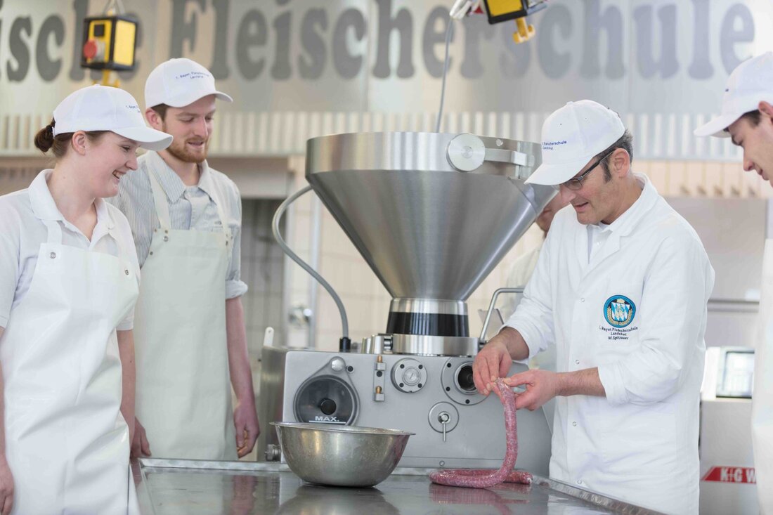 Kennen Sie Flexitarier? Sie ernähren sich flexibel, d.h.: Wie Vegetarier essen sie meist rein pflanzliche Produkte, aber gelegentlich eben auch Fleisch. Und wenn sie das tun, dann soll es besonders hochwertiges, im Idealfall sogar biologisch produziertes sein. Wäre das nicht eine wunderbare neue Zielgruppe für handwerkliche Metzgereien? „Auf jeden Fall“, erklärt Barbara Zinkl, die Geschäftsführerin der 1. Bayerischen Fleischerschule Landshut. Denn gerade die Metzgereibetriebe können mit einer Produktpalette aufwarten, bei der Herkunftsgarantien inklusive, aber Zusatz- und Konservierungsstoffe meist tabu sind. Diese Themen wollen freilich kommuniziert sein. Denn eine junge, anspruchsvolle (zahlungskräftige) Klientel ist nicht allein mit Werbesprüchen zufriedenzustellen,; sie erwartet &hellip;