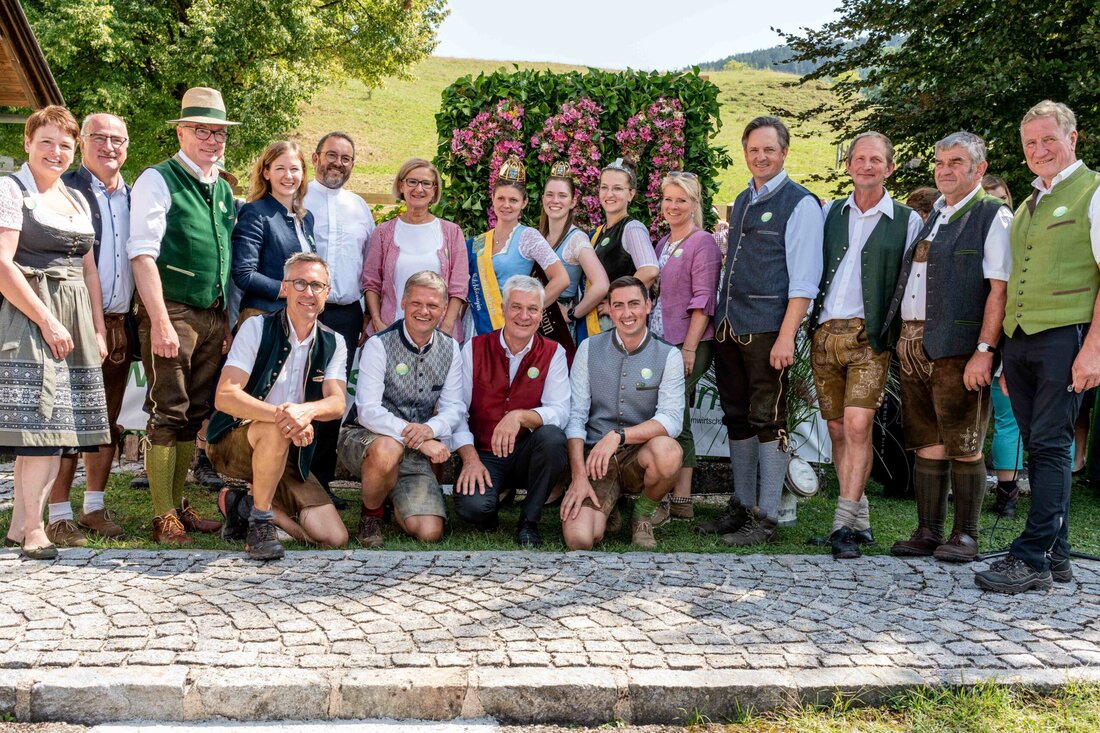 Für Landwirtschaftskammer NÖ-Präsident Johannes Schmuckenschlager und NÖ Alm- und Weidewirtschaftsverein-Obmann Josef Mayerhofer ist der Almwandertag eine wichtige Veranstaltung, um auf den Wert der Almen hinzuweisen:  „Unsere Almen und Weiden sind eine wichtige Produktionsgrundlage für unsere Lebensmittel und von großer Bedeutung für unsere Kulturlandschaft, Wirtschaft und Freizeitgestaltung. Ein respektvoller und fairer Umgang mit Tier, Pflanze und Mensch ist wichtig, damit wir uns auch künftig an unseren Almen und Weiden erfreuen können.“ Alm- und Weidewirtschaft: Tradition, Brauchtum und Moderne Die Alm- und Weidewirtschaft mit ihren zahlreichen Aufgaben und Funktionen ist fester Bestandteil einer flächendeckenden Landwirtschaft. Mit 111 Almen und Gemeinschaftsweiden, 800 auftreibenden &hellip;