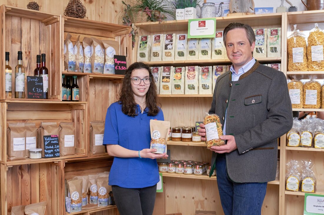 „Zu wissen, wo unsere Lebensmittel herkommen und wie sie produziert werden, wird erfreulicherweise für die Konsumenten immer wichtiger. Als Landwirtschaftskammer NÖ suchen wir bewusst den Austausch mit der Bevölkerung und laden daher heuer wieder zu Hofgesprächen in allen 21 Bezirken ein. Dieses Mal sind besonders viele Tierhaltungsbetriebe dabei. Denn Tierwohl ist uns Bäuerinnen und Bauern ein großes Anliegen und gewinnt auch in der öffentlichen Wahrnehmung immer mehr Bedeutung. Darum steht der Umgang mit Tieren, die Lebensmittelherkunft und die Lebensmittelqualität im Fokus der Hofgespräche“, erklärt Johannes Schmuckenschlager, Präsident der Landwirtschaftskammer NÖ. Bei den diesjährigen Hofgesprächen stellen die Bäuerinnen und Bauern ihre &hellip;