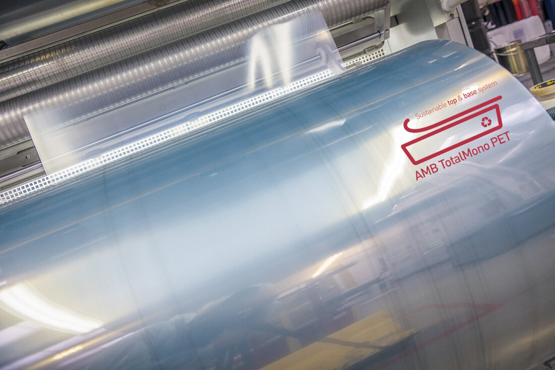 AMB Spa ist ein vor mehr als 50 Jahren im Nord-Osten Italiens gegründetes Unternehmen, ein international führender Lieferant von Hart- und Weichfolien und bietet einen einzigartigen End-to-End-Prozess. Das Unternehmen engagiert sich sehr für die Nachhaltigkeit seiner Verpackungslösungen und präsentiert jetzt ein neues Verpackungskonzept. TotalMono-PET: Monomaterial-Lösungen unterstützen die Einhaltung der EU-Anforderungen und Vorgaben zur Recyclingfähigkeit. Dabei umfasst AMBs Konzept „alles unter einem Dach“ alle Aspekte der Verpackungsherstellung: Entwicklung, Werkzeugherstellung, Produktspezifikation, Folienherstellung, Druckdesign und Anwendung. AMBs 100% Mono-PET-Lösungen für Ober- und Unterfolien sind wesentlicher Bestandteil des Produktportfolios und bieten im Hinblick auf die aktuellen Herausforderungen für die Verpackungsproduktion entscheidende Vorteile – in …