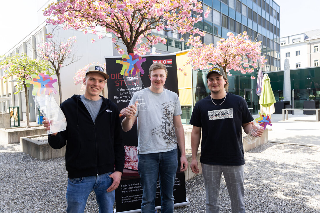 Fleischer ist einer der vielseitigsten Berufe. Die Palette reicht vom Schlachten über die Fleischverarbeitung bis hin zur Zubereitung einer Fleisch- oder Wurstplatte. Neun angehende Fachkräfte haben sich gestern bei den juniorSkills der Herausforderung gestellt. Sie mussten verschiedenste Aufgaben aus allen Bereichen des Handwerks bewältigen: eine Rinderkeule ausbeinen, eine verkaufsfertige Fleisch- und Wurstplatte vorbereiten und Frankfurter selbst herstellen. Die Fachjury, bestehend aus den Fleischermeistern Wolfgang Mossegger und Michael Koch, bewertete die Arbeiten der Lehrlinge nach strengen Kriterien. Die gezeigten Leistungen waren hervorragend. Im Endergebnis lagen die Teilnehmer sehr knapp beieinander: Die besten Fleischerlehrlinge Kärntens 2024 sind: 1. Platz und Landessieger: Thomas …