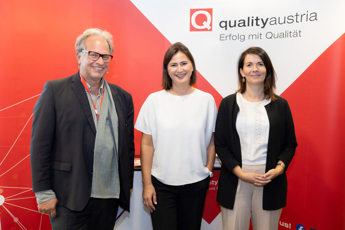 Das 14. Quality Austria Lebensmittelforum 2023 diskutierte die Bedeutung von Zertifizierungen für Lebensmittelsicherheit und Nachhaltigkeit. Die Experten betonten, wie Auditierungen nach Lebensmittelsicherheitsstandards zur Erreichung von UN-Zielen beitragen. Zudem wurde die Rolle integrierter Managementsysteme in einer sich rasch verändernden Branche hervorgehoben. Der Aspekt der Hygiene wurde besonders hervorgehoben, da Hygienestandards zur Lebensmittelverschwendung entgegenwirken und die Sicherheit gewährleisten.
