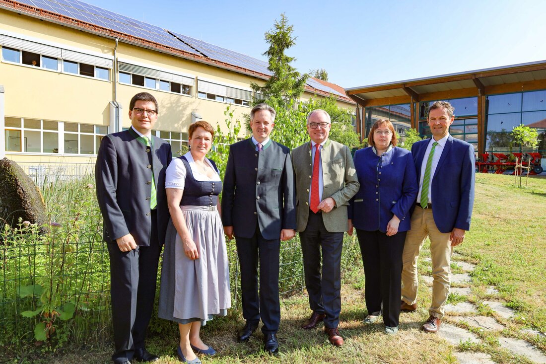 Die Vollversammlung der Landwirtschaftskammer NÖ tagte, um praxistaugliche Vorgaben auf EU-Ebene, den Schutz des bäuerlichen Eigentums und die Auswirkungen von Marktöffnungen auf Agrarmärkte zu diskutieren. LH-Stellvertreter Stephan Pernkopf betonte die Bedeutung der Ernährungssicherheit und weniger Einschränkungen. Präsident Johannes Schmuckenschlager forderte eine Union der Freiheit und Wettbewerbsfähigkeit. Der Schutz bäuerlichen Eigentums sei eine gesellschaftliche Notwendigkeit. Marktöffnungen benötigen klare Rahmenbedingungen.