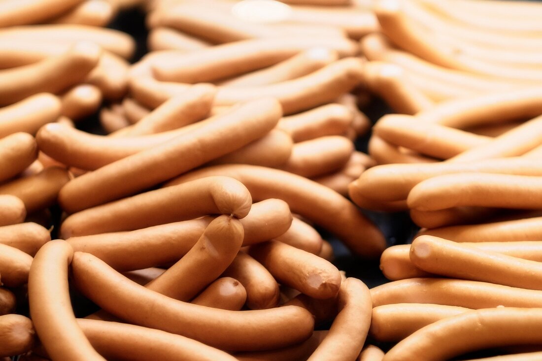 Ein aktueller Würstel-Test zeigt: Von 30 Frankfurter-Produkten in Österreich schnitten nur etwas mehr als ein Drittel mit “sehr gut” oder “gut” ab – Qualität ist nicht über den Preis garantiert.
