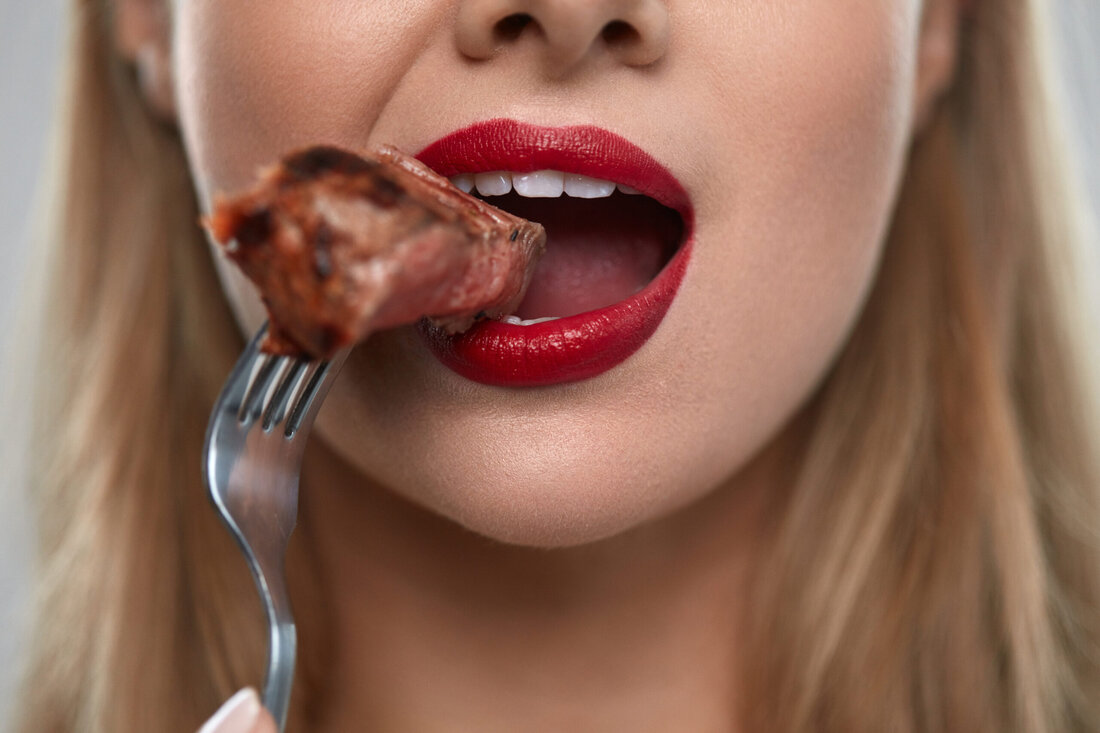 In der aktuellen Studie Nutritional Value of Meat and Meat Products and Their Role in Human Health, veröffentlicht von Joanna Stadnik an der University of Life Sciences in Lublin, wird die wichtige Rolle von Fleisch und Fleischprodukten als Nährstoffquelle in der menschlichen Ernährung umfassend untersucht. Fleisch wird als wertvolle Nahrungsquelle empfohlen, da es eine hohe Dichte an Proteinen, Vitaminen und Mineralstoffen bietet, die für den Körper besonders gut verfügbar sind. Gleichzeitig wird darauf hingewiesen, dass moderater Konsum entscheidend ist, um gesundheitliche Vorteile ohne Risiken zu genießen. Hochwertige Proteine und essenzielle Vitamine Fleisch ist eine hervorragende Proteinquelle, die dem Körper alle …