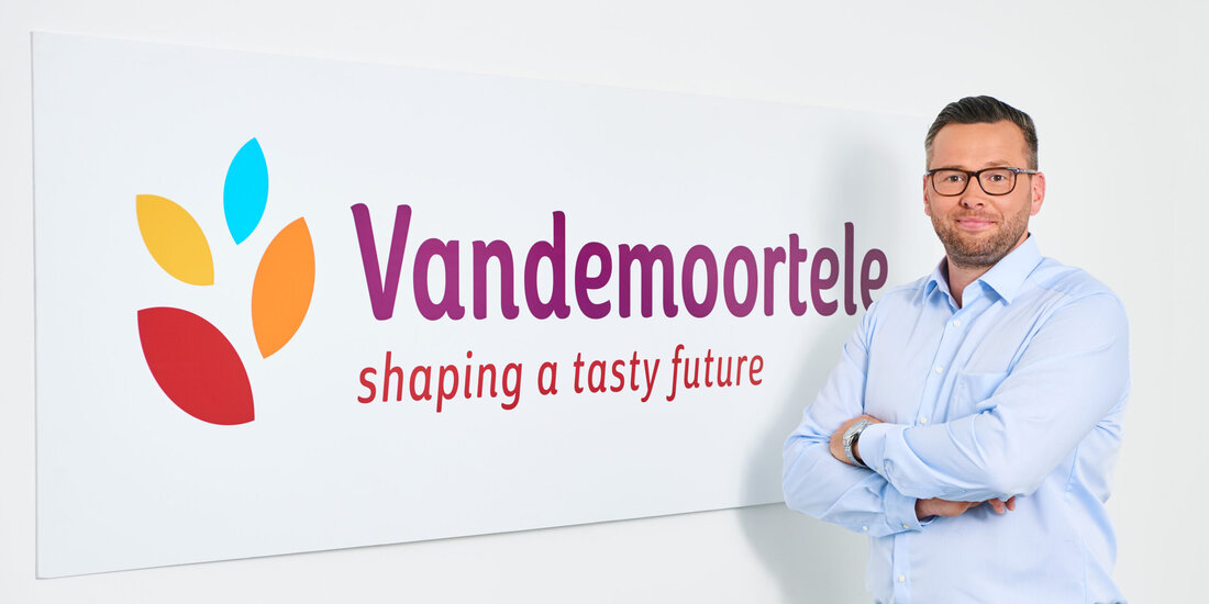Frederik Gruß, Head of Key Account Artisan Bakery bei Vandemoortele, wurde zum neuen Präsidenten der Vereinigung der Backbranche (VDB Deutschland) gewählt. Mit seiner langjährigen Erfahrung und dem Ziel, den Austausch zwischen Handwerk und Industrie zu fördern, setzt er sich für eine vielfältige und starke Branche ein. Die VDB bietet eine Plattform für alle Interessierten und ermöglicht fachlichen Dialog sowie Networking.