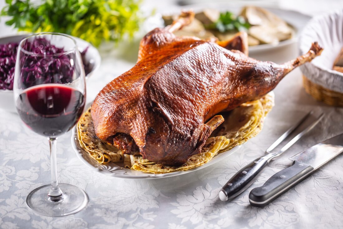 Welche Weine passen eigentlich zum Gansl? Wir haben Adi Schmid, den langjährigen Sommelier des Restaurants Steirereck, um seine Expertise gebeten. Schmids Lieblingsspeise ist Schweinsbraten. Er bezeichnet sich fröhlich als „Allesesser“.