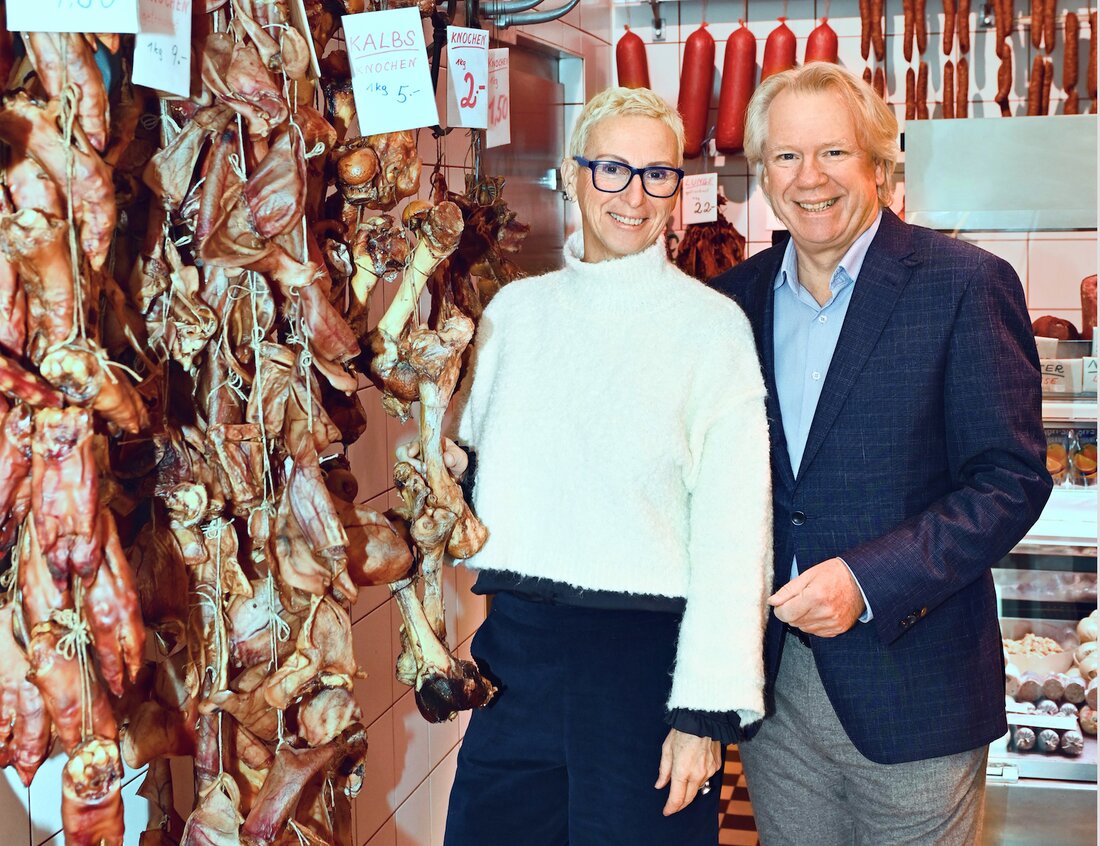 Andrea Knura und Willy Lehmann präsentieren den Genuss Guide 2025, der über 1.000 Top-Adressen für nachhaltigen Genuss in Österreich zeigt.