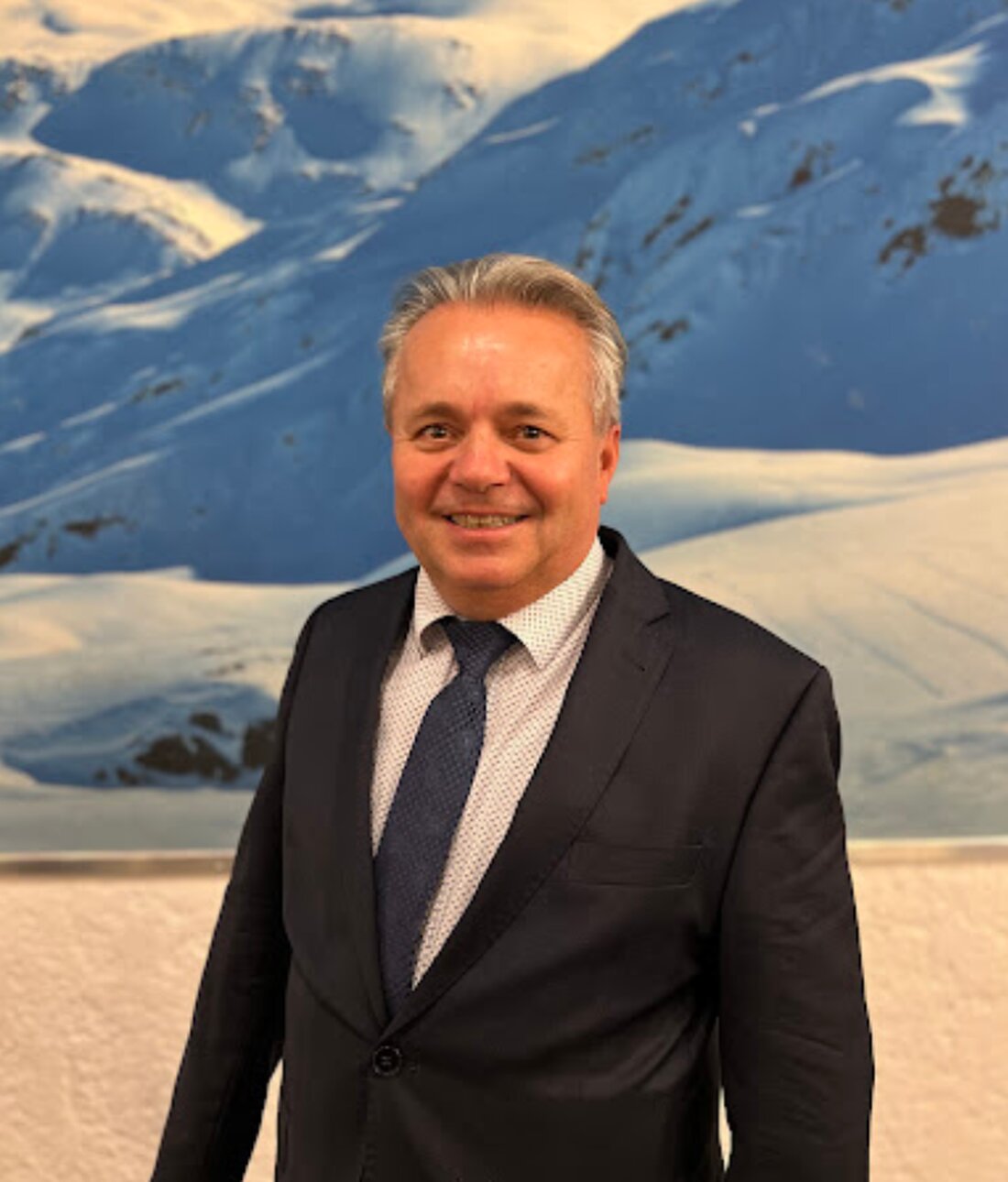 Liebe Kolleginnen und Kollegen, ich freue mich, euch einen Rückblick auf unsere vielfältigen Aktivitäten in Vorarlberg zu geben. Im Frühling veranstalteten wir erfolgreich unseren Landeslehrlingswettbewerb, bei dem acht talentierte Lehrlinge teilnahmen. Ein bedeutendes Ereignis war auch unsere Teilnahme an der Berufsinformationsmesse im November 2023, auf der sich drei Tage lang rund 100 verschiedene Branchen präsentierten. Die Messe zog dieses Jahr beeindruckende 16.000 Besucher:innen an, vorwiegend Schulabgänger, die sich für einen Lehrberuf interessieren. Unser Stand für Lebensmittelhandwerker war besonders beliebt. Die Relevanz des Engagements für den Nachwuchs zeigt sich nicht zuletzt in den stabilen Lehrlingszahlen. Aktuell haben wir acht Lehrlinge im …