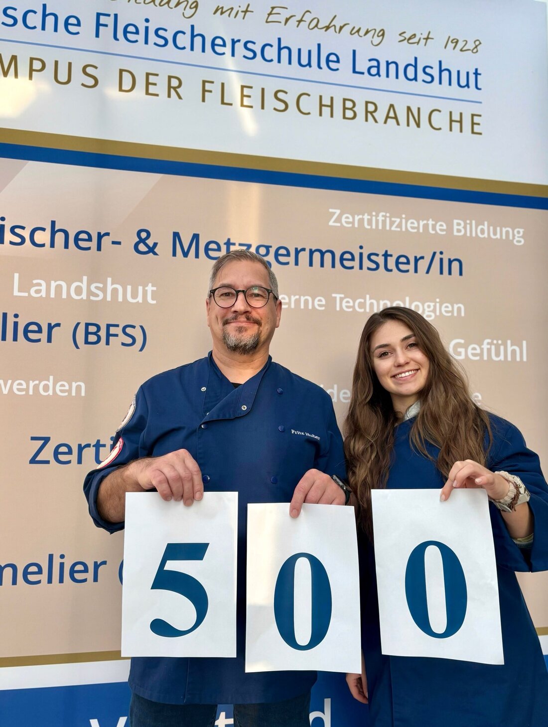 Das wird 2025: Ein Jahr voller Highlights. Neues Jahr, neue Chancen! Die 1. Bayerische Fleischerschule Landshut startet 2025 mit einem vielseitigen Kursprogramm: von Meisterkursen über innovative Seminare bis hin zum MBA in Kooperation mit der FH Burgenland. Highlights sind ein Gewinnspiel für den 500. Sommelier- Teilnehmenden und neue Angebote für Quereinsteiger. Networking-Events und exklusive Vorteile für Mitglieder runden das Jahr ab – jetzt anmelden und durchstarten!