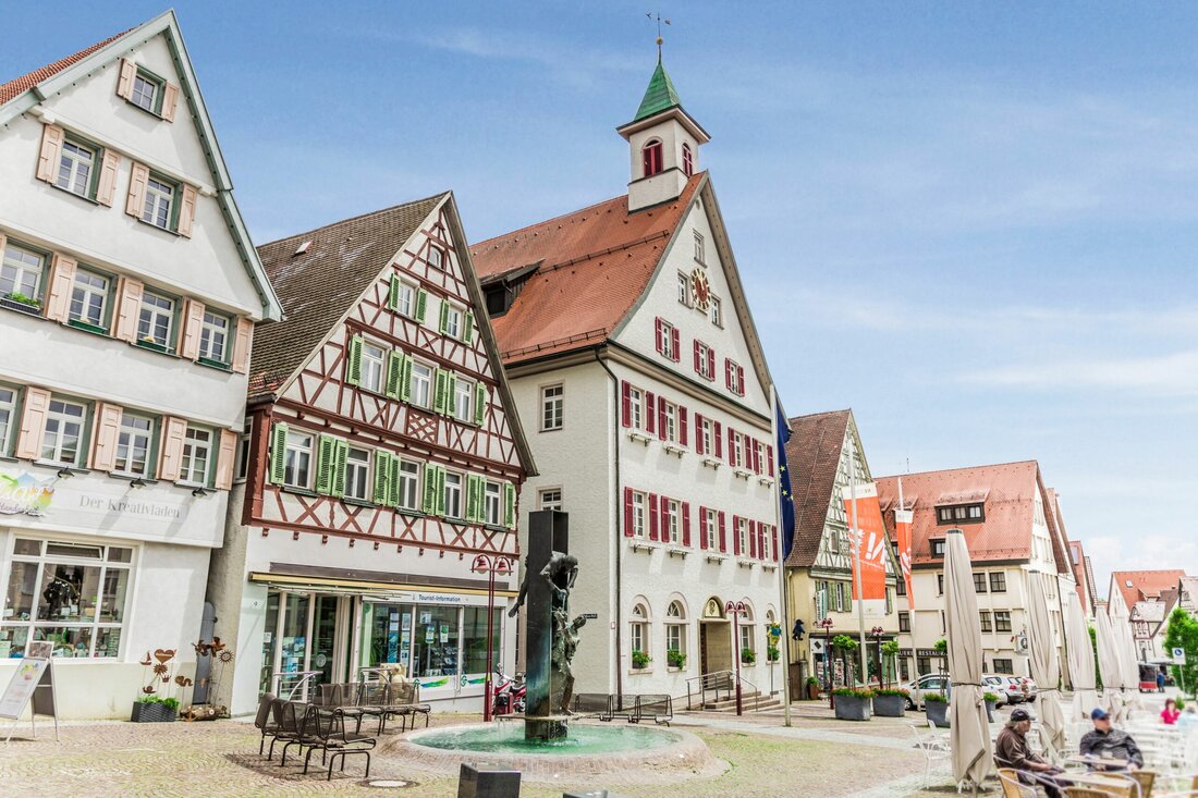 Ein Bauträger, eine Stadt und eine Marketing-Agentur suchen gemeinsam einen Metzger. Was wie der Beginn eines Witzes klingt, ist in der deutschen Stadt Giengen Realität. Auf der Suche nach einem Metzger Eine Metzgerei mitten in der Stadt: Bis vor kurzem war das in der deutschen Stadt Giengen selbstverständlich. Und nach Meinung vieler Bürgerinnen und Bürger, der Stadt und ihrem Investitionspartner Andreas Adldinger soll es auch bald wieder so sein … In der Marktstraße 64, in der Adldinger ab Sommer ein neues Wohn- und Geschäftshaus baut, entstehen die passenden Räume. Klar ist: Hier soll eine richtig gute Metzgerei einziehen! Und weil …