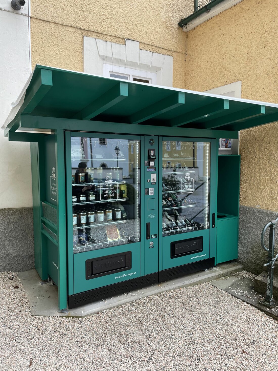 Im malerischen Salzburger Stadtteil Aigen ist das Gasthof Schloss Aigen ein wahrer Geheimtipp. Das mehrfach ausgezeichnete und mit zwei Hauben gekrönte Restaurant setzt den Fokus auf Rindfleisch in allen Variationen. Zwei Wochen nach „Lockdown IV“ eröffnet nun das Gasthof Schloss Aigen den ersten „Haubenküchen-Microshop“ in Österreich. Dieser ist gefüllt mit den „Bestsellern“ der Familie Berger, wie den aus der Fernsehsendung „Kitchen Impossible“ berühmten Grammelknödeln mit Veltlinerkraut, Tafelspitz in der Suppe mit Erdäpfelrösti, Kalbsgeschnetzeltes, sowie verschiedenen Dressings und Saucen. „Wir haben schon länger darüber nachgedacht unsere Speisen auch verpackt rund um die Uhr anzubieten, denn die Nachfrage an Take-Away-Gerichten hat sich …