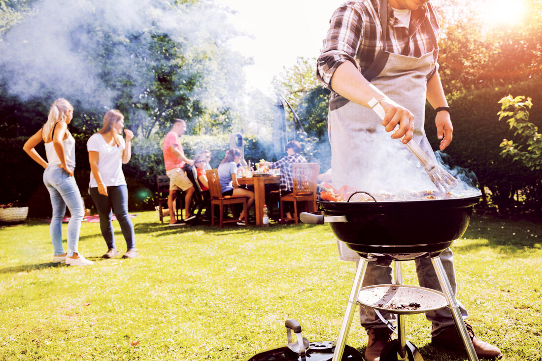 Grillen hat eigentlich immer Saison –, doch spätestens mit den sonnigen Mai-Feiertagen ist die Grill-Saison 2023 nun allerorts offiziell eröffnet. Wir haben in aktuellen Umfragen und Studien nach den Trends 2023 Ausschau gehalten.