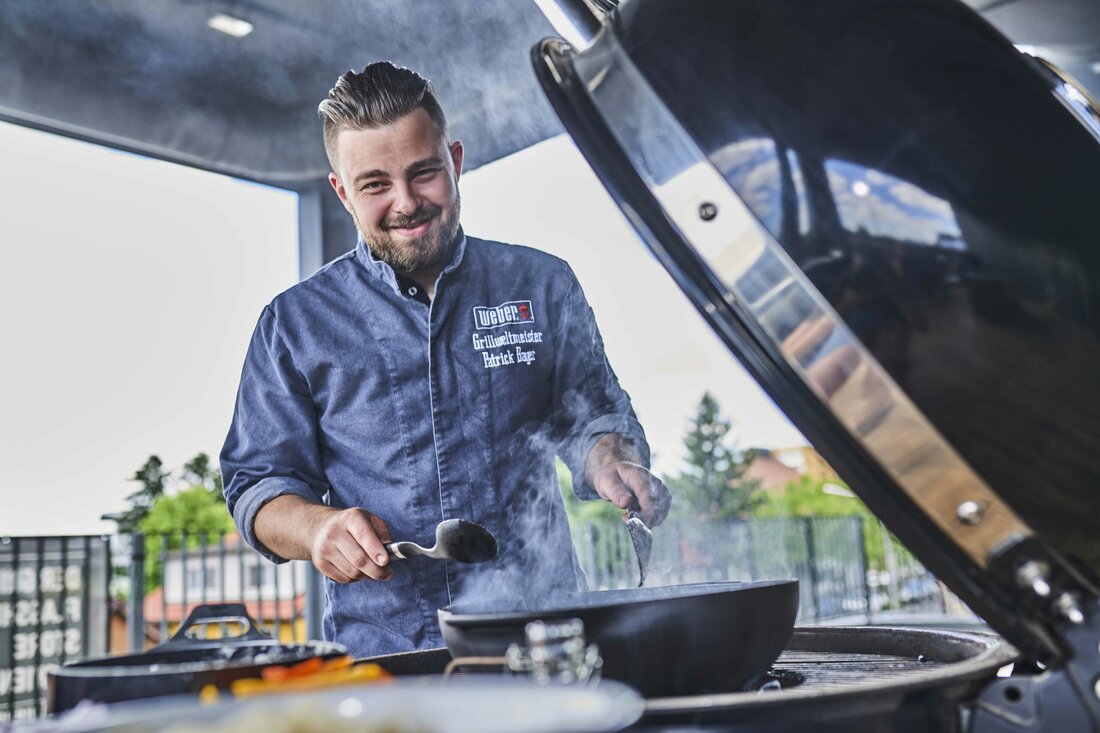 Interview mit Grillweltmeister und Fleischsommelier Patrick Bayer:
„Special Cuts – Mehr als nur ein Trend in der Grillsaison“. In einer Ära, in der Konsumentenbewusstsein und Qualitätsanspruch stetig steigen, spielen „Special Cuts“ eine immer wichtigere Rolle. Diese besonderen Fleischschnitte sind nicht nur für Grillfans ein kulinarisches Highlight, sondern bieten auch für Fleischereibetriebe neue ökonomische Chancen. Fleisch & Co hat
bei Patrick Bayer, Grillweltmeister und Fleischsommelier, nachgefragt.

