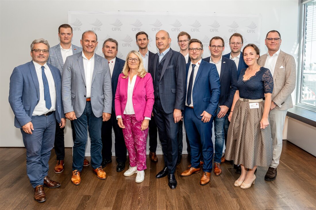 Die ÖFK Österreichische Fleischkontrolle GmbH (ÖFK) konnte am 25. September 2024 rund 120 Stakeholder der gesamten Fleischbranche gewinnen, um aktuelle Herausforderungen zum Thema Digitalisierung zu diskutieren. In der „Wolke 19“ des Ares Towers in Wien erwartete das Publikum ein vielfältiges Vortragsprogramm, eine Podiumsdiskussion und Zeit zum gemeinsamen Netzwerken mit Vertreterinnen und Vertretern der gesamten Wertschöpfungskette. 