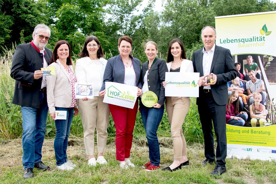 Das wegweisende Projekt "Lebensqualität Bauernhof" der Landwirtschaftskammer Niederösterreich und des Ländlichen Fortbildungsinstituts bietet Unterstützung für Landwirt:innen. Mit psychosozialer Beratung, Mediation und einem speziellen Seminar zielt das Projekt darauf ab, die Lebensqualität und Resilienz der Bäuerinnen und Bauern zu stärken. Eine Auszeichnung im "Land.Voraus!"-Projektwettbewerb würdigt diese Initiative zur Förderung der ländlichen Entwicklung.