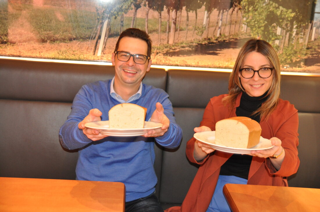Der Leberkäse ist österreichische Esskultur par excellence. Tägliche heiße Mahlzeit für Hundertausende Menschen, geliebte Spezialität für Jung und Alt. Nicht einmal der Burger hat es geschafft, diesen rot-weiß-roten Klassiker von seinem obersten Stockerlplatz zu verdrängen. Ob normal oder mit verschiedensten Zutaten, jede Version findet hierzulande ihre Liebhaber:innen. Wer sich traut, am Nimbus dieser Institution zu kratzen, riskiert viel. Zumindest Shitstorms in den Social Media. Trotzdem hat sich eine junge Frau aufgemacht, diese Ikone heimischer Fleischer- und Würstelstandkultur rundum zu erneuern und quasi neu zu erfinden. „Gustl“ nennt sich der „vegane Leverkas“, so bezeichnet die Erfinderin ihn, den es mittlerweile auch …