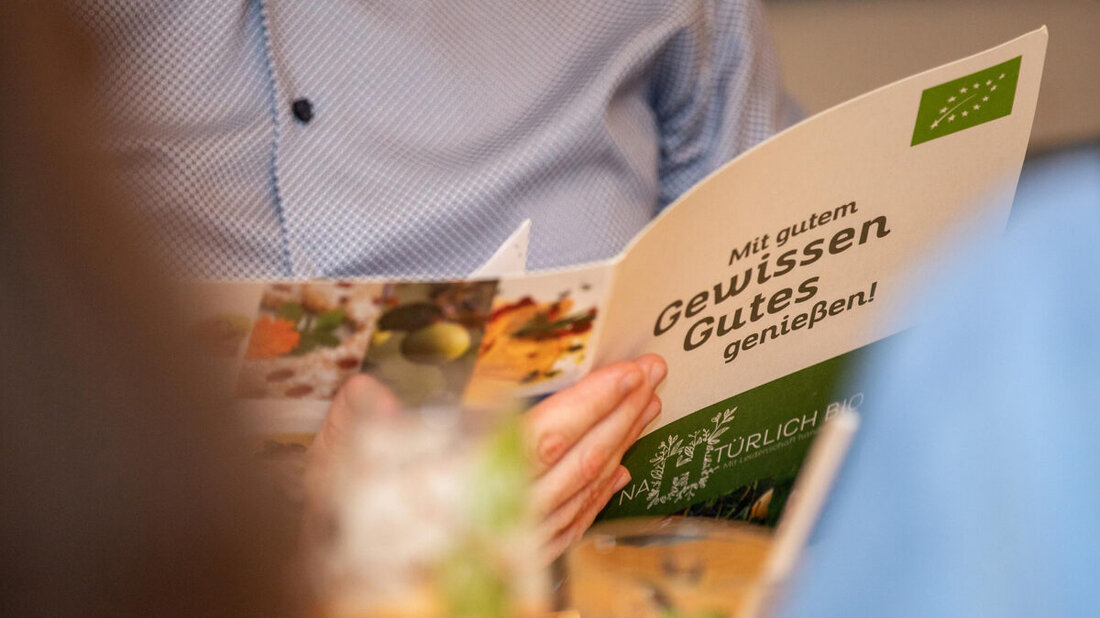 Immer mehr Verbraucher fordern in Restaurants Informationen zur Tierhaltung. Eine Umfrage zeigt steigendes Interesse, besonders bei jungen Menschen.