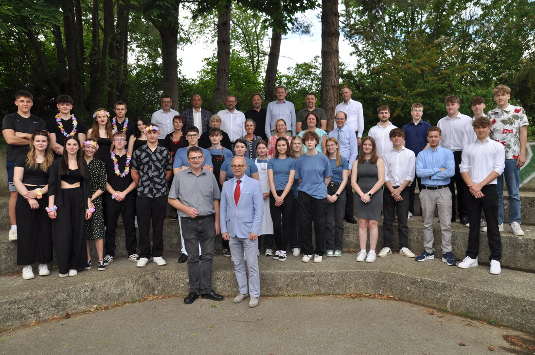 Grill-Wettbewerb HTL Lebensmitteltechnologie Hollabrunn: Eifriges Wettbruzeln auf den heissen Rosten. Die Private HTL für Lebensmitteltechnologie Hollabrunn lud auch heuer wieder zum mittlerweile traditionellen Grillwettbewerb. Die dritte Klasse des fünfjährigen Ausbildungslehrgangs bildete drei Teams, die um die kulinarische Gunst der Jury buhlten. 

