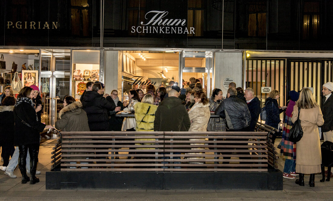 Man könnte ja leicht dem Gedanken anhängen, dass in der Herrengasse Schinkensemmerln, Roastbeef und ein Glaserl Wein seit Jahrzehnten zum guten Ton gehörten. Die Hofburg in Sichtweite, die Ministerien gegenüber oder in unmittelbarer Entfernung, das Café Central auf Nummer 14 und eben Österreichs erstes Hochhaus. Es ist ein fruchtbares Terroir für gestandene Genießer, durstige Politiker, gestresste Geschäftsleute und die neue Schinkenbar fügt sich – als wär’s nie anders gewesen – organisch in dieses prominente Ensemble ein. „Ein Standort in der Innenstadt war immer schon unser Wunsch“, sagt Roman Thum. „Das kleine Lokal im Hochhaus Herrengasse ist perfekt. Zwischen Hofburg und …