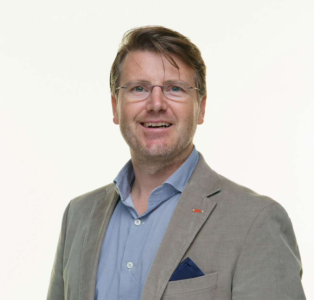 Mehr als vier Jahrzehnte hat Johann Ehrenberger die Bäcker-Branche federführend mitgestaltet, unter anderem war er auch als Bundesinnungsmeister-Stellvertreter der Bäcker tätig. Seit 2010 fungierte er als Innungsmeister des NÖ Lebensmittelgewerbes. Große Anliegen waren ihm vor allem die Verbesserung der Qualität in der Lehrlingsausbildung und die Positionierung der Betriebe als Nahversorger in den Regionen. Die Wettbewerbe „NÖ Genussbrot“ und „NÖ Genusstorte“, um die Kreativität der Bäcker:innen und Konditor:innen sowie ihre Bedeutung für die niederösterreichische Identität zu untermauern, gehen auf Initiativen des 69-Jährigen zurück. Neuer Innungsmeister für Niederösterreichs Lebensmittelgewerbe Mit 1. April trat Thomas Hagmann als neuer NÖ Innungsmeister in Ehrenbergers Fußstapfen. …
