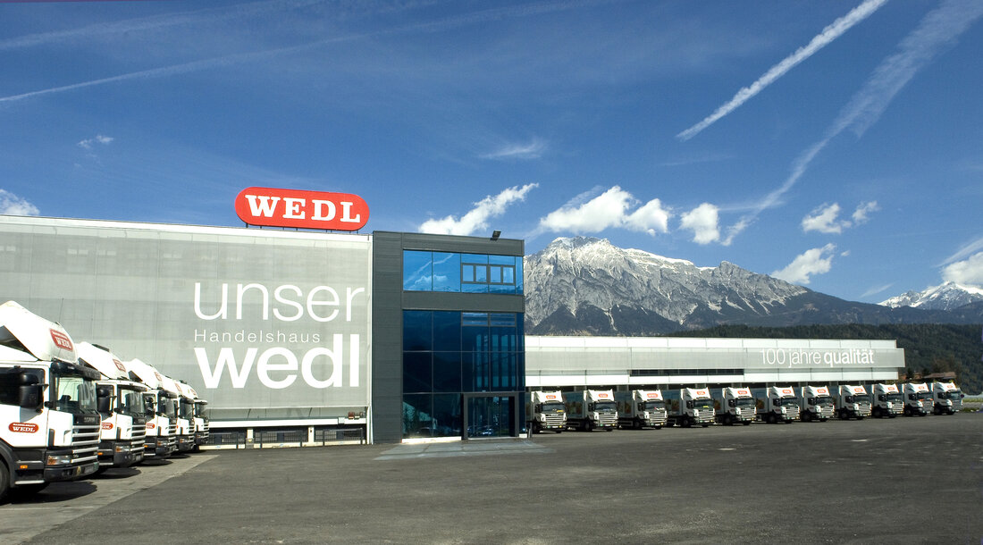 Im idyllischen Mils in Tirol feiert der Gastro-Großhändler Wedl einen herausragenden finanziellen Erfolg: Ein Umsatz von 448 Millionen Euro im Kerngeschäft im Jahr 2023, ein Plus von 12 Prozent gegenüber dem Vorjahr. Die gesamte Gruppe, inklusive Kaffee-Vertrieb, Immobilien und Beteiligungen, überschritt sogar die 650-Millionen-Euro-Marke. Parallel dazu stieg die Zahl der Mitarbeiter um 5 Prozent auf 1.440. Innovative Nachhaltigkeitsstrategien führen zum Erfolg Eine Schlüsselinnovation ist der „RolliCoat“, eine Mehrweg-Plane aus Recyclingmaterial, die Stretchfolie überflüssig macht und die Logistik nachhaltiger gestaltet. Dieses Jahr markiert zudem das 120-jährige Bestehen von Wedl, ein Meilenstein, der mit zahlreichen Events zelebriert wird. Digitale Transformation treibt Wachstum &hellip;