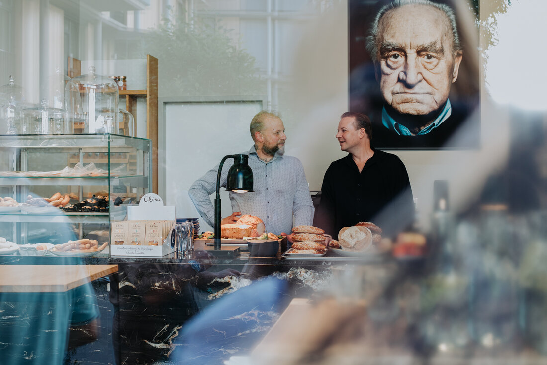 Biobauer Hannes Hönegger züchtet, mästet und schlachtet seine Rinder selbst. Ein besonderes Anliegen ist ihm Tierwohl und Nachhaltigkeit, insbesondere in Zusammenhang mit Kalbfleisch (Fleisch & Co hat berichtet). Der Wiener Szene-Delikatessenhändler Marco Simonis schwört auf die Qualität von Höneggers Bio-Fleisch und hat bereits in seinen anderen Betrieben mit dem Lungauer zusammengearbeitet. Und nun präsentieren die beiden in ihrem „Urban BBQ & Meat“ in der Wiener Taubstummengasse 13 ihre gemeinsame Philosophie des guten, des besten Geschmacks. Dank der langjährigen Zusammenarbeit mit Partnern und Lieferanten – oftmals Kleinmanufakturen aus aller Welt sowie regionale Produzenten – ermöglicht es ihnen, ein handverlesenes Genussangebot zu …