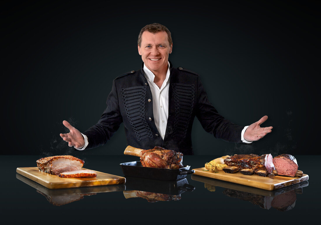 Der Erfolg des Unternehmens basiert auf der einfachen Formel „rein-raus-fertig“, die oft stundenlange Vorbereitung übernimmt AUMAERK. Egal welche Vorkenntnisse man als Köchin oder Koch mitbringt, die Produkte sind schnell zubereitet und „gelingen immer.“ „Wir verbinden 1000 Jahre alte Kochtradition mit modernsten Techniken – das macht unser Fleisch so einzigartig“, erklärt Dr. Harald Neumaerker, der das Unternehmen 2015 gegründet hat, den Prozess in wenigen Worten. Viel tiefer lässt er sich nicht in die Karten blicken, ist doch das Veredelungsverfahren patentiert und streng geheim. Nur so viel: „Wir haben uns sehr lange intensiv mit dem Rohstoff Fleisch auseinandergesetzt und in einem mehrjährigen …