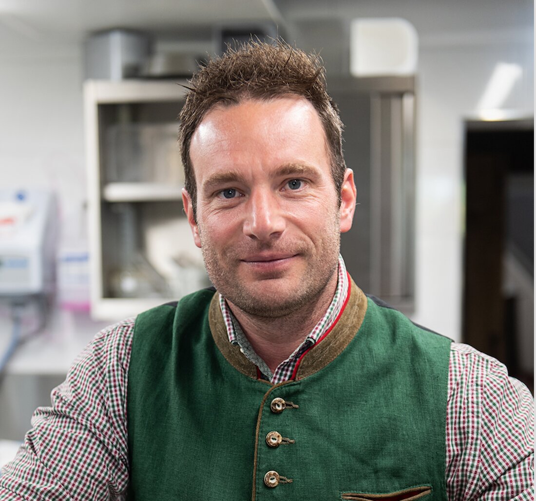 Florian Haslinger ist Landwirt, Fleischermeister und Geschäft sführer von Fitmeat, einem Onlineshop für Premiumfleisch. Er hat uns kürzlich diesen Text geschickt
mit der Bitte um Veröff entlichung – der wir gerne nachkommen.
