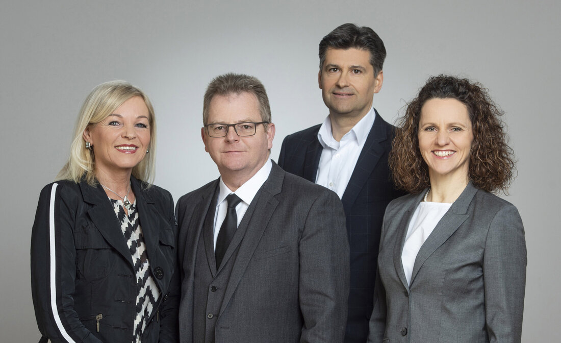 Hochreiter – Mal Vier Unter dem Dach der Hochreiter Lebensmittelbetriebe GmbH finden nun vier produzierende Betriebe ihren Platz: Die Hochreiter Fleischwaren GmbH, gleichsam das Herzstück der Gruppe mit Standort in Bad Leonfelden, die Condeli GmbH in Reichenthal, mittlerweile schon die Nr. 2 unter den europäischen Lasagneproduzenten, die Yummhy Austria GmbH, der innovative Snack und Pastagerichte-Produzent am Standort Perg und die Hochreiter Quality Meat Factory, das moderne Fleischzerlege und Rohstoff-Center in Reichenthal. Neue Marketingexpertin bei Hochreiter Um die Entwicklung der Gruppe weiter voran zu treiben und die operativen Betriebe noch besser zu unterstützen, holten sich Hochreiter und Weidinger kürzlich weibliche Verstärkung …