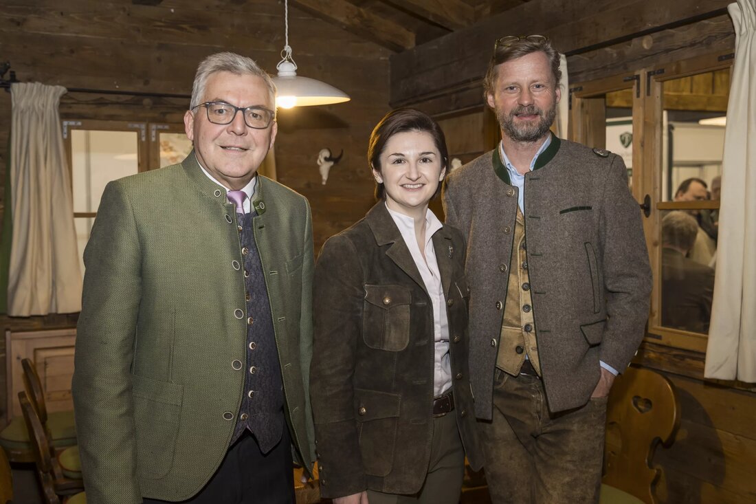 In Salzburg, dem Land, das für seine üppigen Wälder und klaren Gewässer bekannt ist, widmen sich etwa 23.000 Menschen mit Hingabe der Jagd und Fischerei. Die Palette reicht von hauptberuflichen Akteuren bis hin zu ehrenamtlich Engagierten, die die reiche Tradition dieser Tätigkeiten in der Region pflegen. Die Jäger: Stewards der Wälder Von Abtenau bis Zell am See zählt Salzburg rund 11.200 Jäger, unter denen Frauen einen Anteil von etwa 14 Prozent ausmachen. Diese Jäger sind für die Betreuung von 1.106 Revieren zuständig, in denen sie nicht nur die Hege und Pflege der Wildbestände übernehmen, sondern auch einen wesentlichen Beitrag zum &hellip;