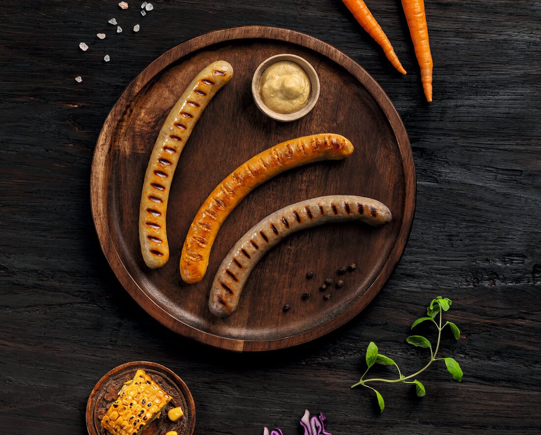 Innovativ und dynamisch – so zeigt sich die Welt der Ernährung heute. Eine echte Alternative bietet den bewussten Konsumenten die goldene Mitte: Hybride Produkte kombinieren Fleisch und pflanzliche Zutaten, wie Gemüse, Pflanzenproteine, Pilze oder Samen. So werden tierische Ressourcen geschont und ein rundes Endprodukt geschaffen. Die vielen Vorteile liegen klar auf der Hand: Durch weniger Fleisch beinhalten sie weniger Fett und Cholesterin als herkömmliche Produkte. Viele beliebte Fleisch- und Wurstwaren können mit pflanzlichen Bestandteilen ergänzt und aufgepeppt werden. Nachhaltig essen leicht gemacht Durch den neuen BIO Optimizer BW (Art.-Nr.: 275643) und die breite Auswahl an Bio-Zutaten für Geschmack und Funktion …