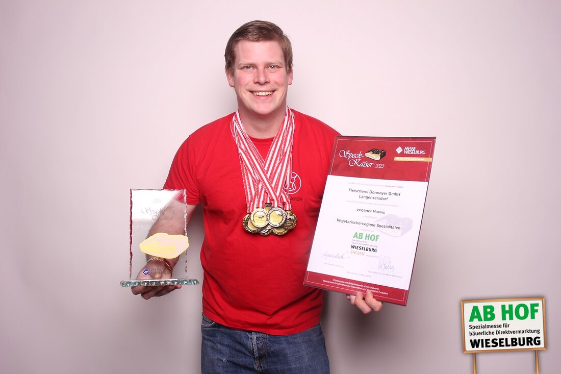 Die beiden Wieselburger Prämierungen „Speck-Kaiser“ und „Goldenes Blunz’nkranzl“ haben sich zu gefragten Größen
unter den Qualitätsüberprüfungen für Speck, Wurst, Schinken sowie Blutwürste entwickelt. Gewerbliche Fleischer und landwirtschaftliche Direktvermarkter dürfen an diese beiden renommierten Wettbewerben teilnehmen.