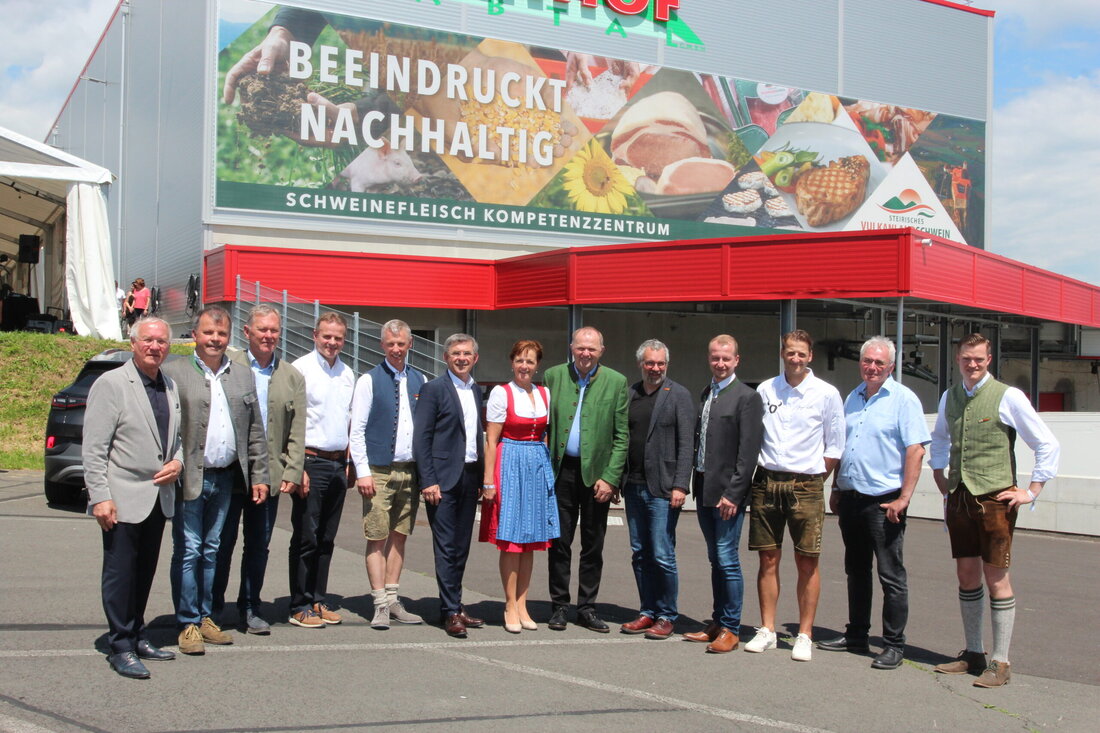 Happy Birthday Vulkanlandschwein.
Seit zehn Jahren gibt es die Erfolgsmarke Vulkanlandschwein. Das runde Jubiläum wurde am 17. Juni 2023 groß gefeiert.
