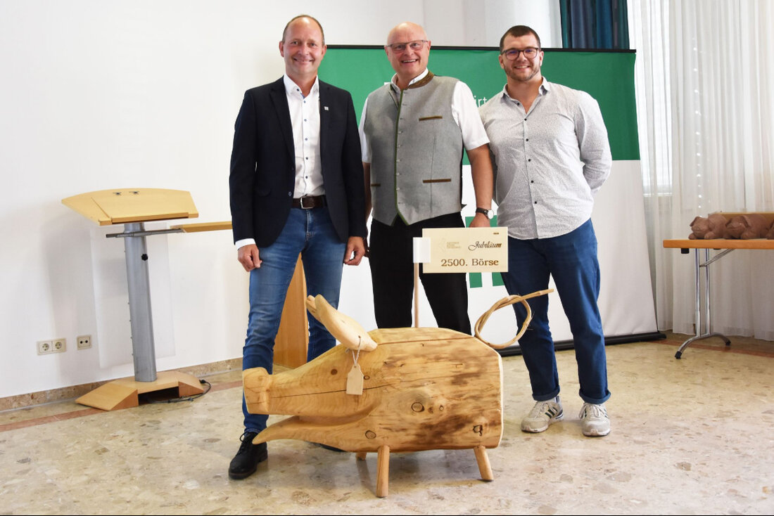 Am 12. Juni 2024 feierte die Österreichische Schweinebörse eGen ein bedeutendes Jubiläum: die 2500. Schweinebörse. Seit einem halben Jahrhundert finden wöchentlich Verhandlungen zum Schweinepreis statt, die tausenden Schweinebäuerinnen und -bauern einen stabilen Marktauftritt ermöglichen. Ein besonderer Dank gilt Dr. Johann Schlederer, der über die Hälfte dieser Verhandlungen für die heimische Landwirtschaft geführt hat. Seine langjährige Arbeit und sein Engagement haben dazu beigetragen, die Position der österreichischen Schweinebauern auf dem Markt zu stärken. Diese 2500. Börse markiert nicht nur einen wichtigen Meilenstein, sondern unterstreicht auch die kontinuierliche Unterstützung und Förderung der Schweinebranche in Österreich durch die Schweinebörse eGen.