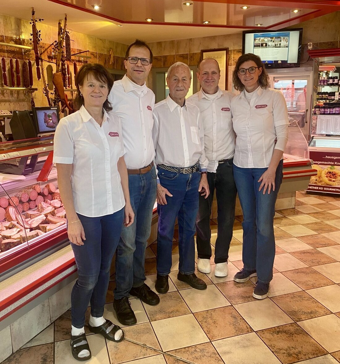 Familienbetrieb im Generationenwechsel: Nach über 45 Jahren im Unternehmen übergibt Siegfried Zehetner die Führung an seinen Bruder Johannes – ein starkes Zeichen für Kontinuität, regionales Handwerk und gelebte Verantwortungsübergabe in der Gourmetfleischerei Zehetner.