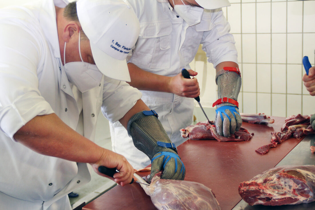 Das Fleischerhandwerk muss Trend erspüren und neue Produkt- und Geschmacksideen erfolgreich in sein Sortiment einbaune, um am Markt erfolgreich zu bleiben. „ Wir wollen dabei mit unserem Fortbildungsangebot auch 2022 als Wegweiser und Unterstützer dienen“, sagt Barbara Zinkl, Geschäftsführerin der 1. Bayerischen Fleischerschule Landshut. Für das Jahr 2022 hat man die Lust auf Wild in der Metzgertheke und die Grillbegeisterung der Kunden als spannende Themen mit gleich vier Kursen in den Fokus gestellt. Wichtigste Innovation: ein mehrtägiger Grill-Kurs, der im Frühling erstmalig für maximal 15 Teilnehmer angeboten wird. Von Grillkunde (Geschichte, Arten und Geräte) über die besten Steak-Cuts, Spareribs aus …
