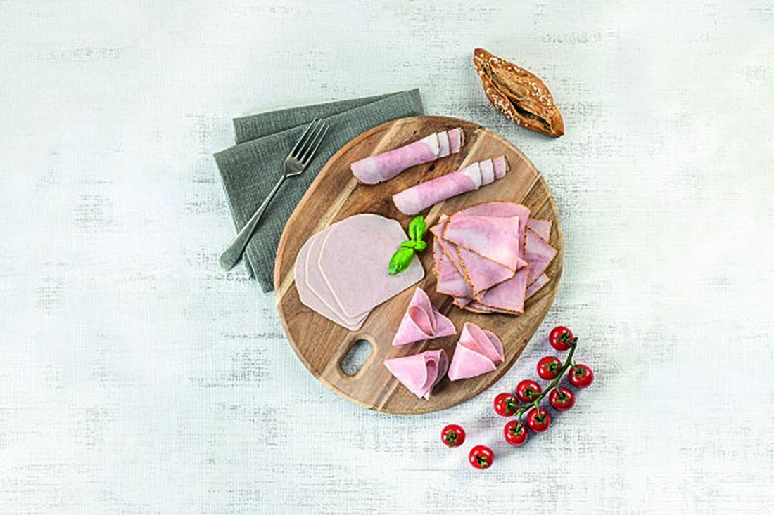 Der Begriff „umami“ stammt aus dem Japanischen und bedeutet wohlschmeckend, herzhaft und rund. Und genau dieser runde Geschmack lässt sich mit dem Umami Booster (Art.-Nr.: 284412) kreieren. Das innovative natürliche Aroma intensiviert es den vorhandenen Geschmack und das gänzlich ohne Zusatz von Geschmacksverstärkern. Die geringere Dosierung macht Umami Booster für Handwerk und Industrie gleichermaßen rentabel. Überdies erlaubt es die Auslobung „ohne Zusatz von Geschmacksverstärkern“. Auf das innovative Produkt warten unzählige Anwendungsgebiete. So eignet sich Umami Booster (Art.-Nr.: 284412) perfekt für Aufschnitt und Würstchen, Kochschinken sowie Rohwurst. Ebenso lassen sich vegetarische oder vegane Produkte sowie viele Convenience-Produkte kinderleicht geschmacklich „boostern“.