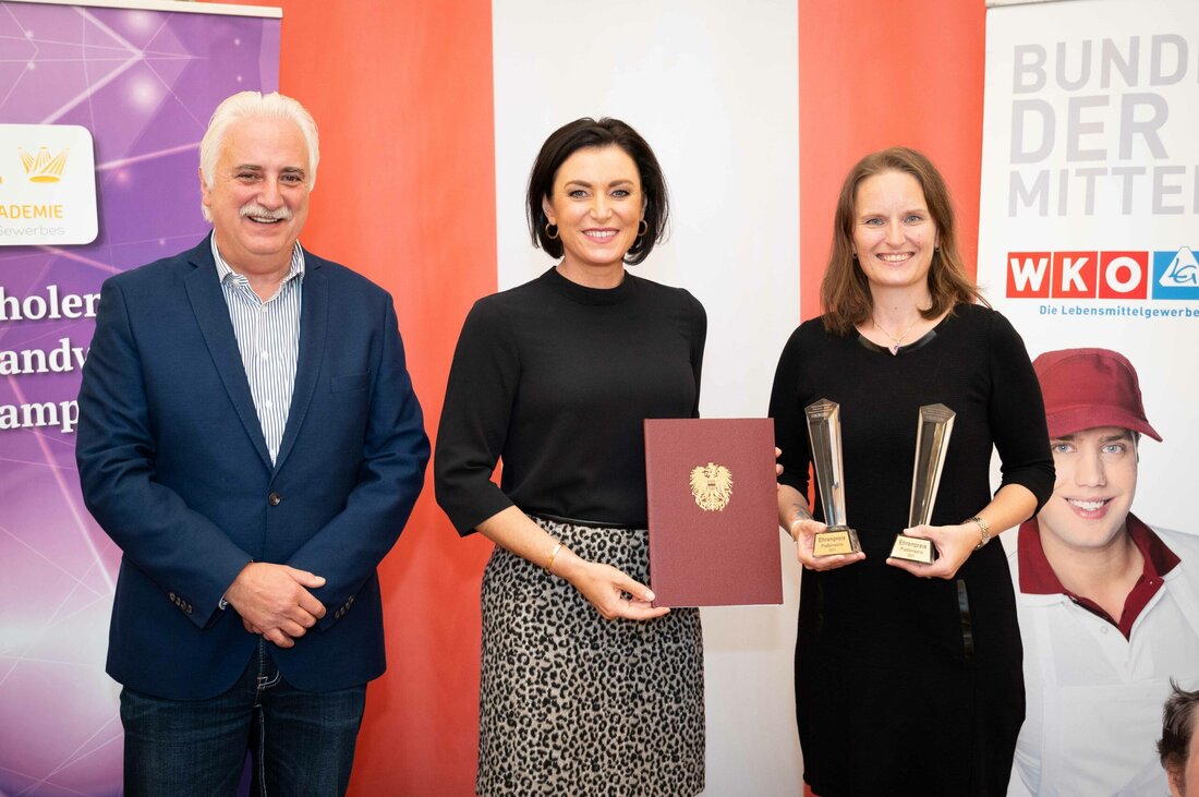 Aus mehr als 660 eingereichten Proben die Gewinner ermitteln: Vor dieser schwierigen Aufgabe stand eine international besetzte Jury beim 23. Internationalen Fleisch- und Wurstwarenbewerb, der Ende September 2021 im Fleischtechnologiezentrum Klagenfurt stattgefunden hat. Den Besten der Besten wurde nun am 9. November 2021 eine besondere Ehre zuteil: Sie erhielten im Marmorsaal des Bundesministeriums für Landwirtschaft, Regionen und Tourismus von Bundesministerin Elisabeth Köstinger die Ehrenpreise überreicht. Um einen Ehrenpreis zu erwerben, muss ein Betrieb die ganze Breite des handwerklichen Könnens unter Beweis stellen: Es gilt, in allen Kategorien Goldauszeichnungen zu holen. Gelungen ist das der Fleischerei Ellegast aus Amstetten sowie der …