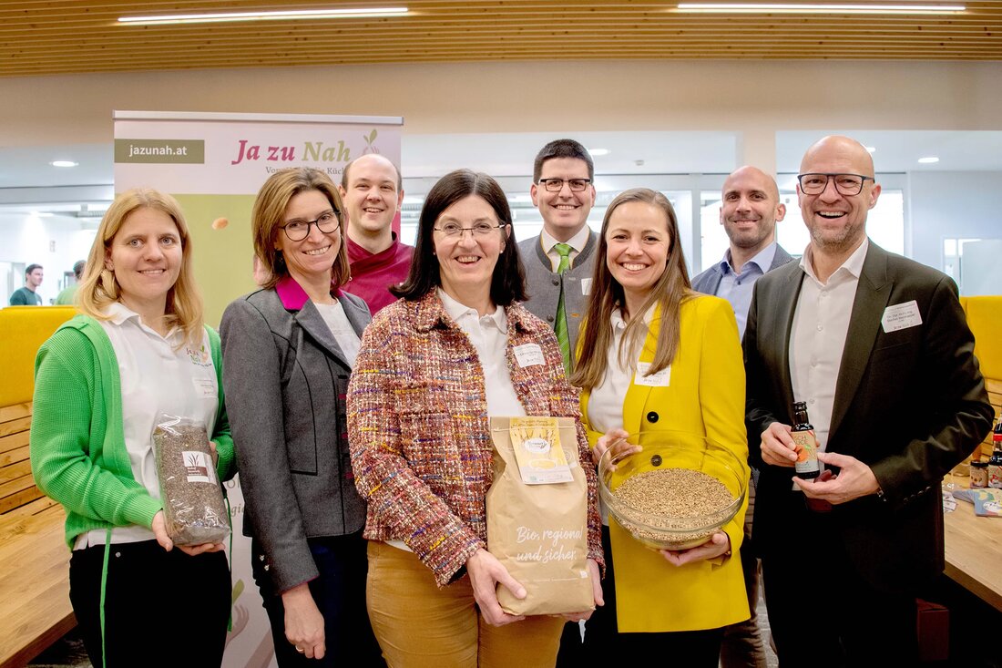 JA ZU NAH baut regionales Produktsortiment für Großküchen aus. JA ZU NAH, der Lebensmittel-Marktplatz der Landwirtschaftskammer Niederösterreich, liefert seit rund 1,5 Jahren ausschließlich regionale und saisonale Produkte von Landwirten aus der Region gebündelt an Großküchen. Beim Vernetzungsabend der JA ZU NAH-Kunden und -Landwirte am 29. Jänner standen Hülsenfrüchte und Sojaprodukte im Mittelpunkt. Das JA ZU NAH-Produktsortiment wird ab 2024 mit diesen Super-Foods sowie Geflügel, Fruchtgemüse und küchenfertigem Gemüse deutlich ausgebaut. Damit steigert die Landwirtschaftskammer die Attraktivität von JA ZU NAH weiter und bietet der Landwirtschaft Perspektiven für die Zukunft.