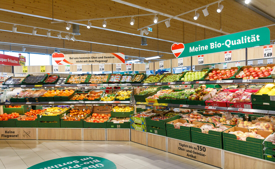 Neuer Look für Lidl Filiale in Altenmarkt Am 21.04.2023 eröffnete Lidl Österreich die neu gestaltete Filiale in der Unteren Marktstraße 50 und setzt dabei auf ein neues Shop Design: Eine moderne Raumgestaltung mit neuen Farben und übersichtlichen Regalen sorgt für ein angenehmes Einkaufserlebnis. Daneben wartet auf einer vergrößerten Verkaufsfläche von rund 570 m² ein frisches Sortiment mit über 2.100 dauerhaft erhältlichen Artikeln.