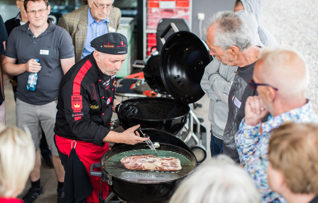 Für Fleisch & Co hat der Maestro sieben Tipps zusammengestellt, wie Fleischer:innen den Hype rund ums Grillen vielleicht besser nutzen können.
