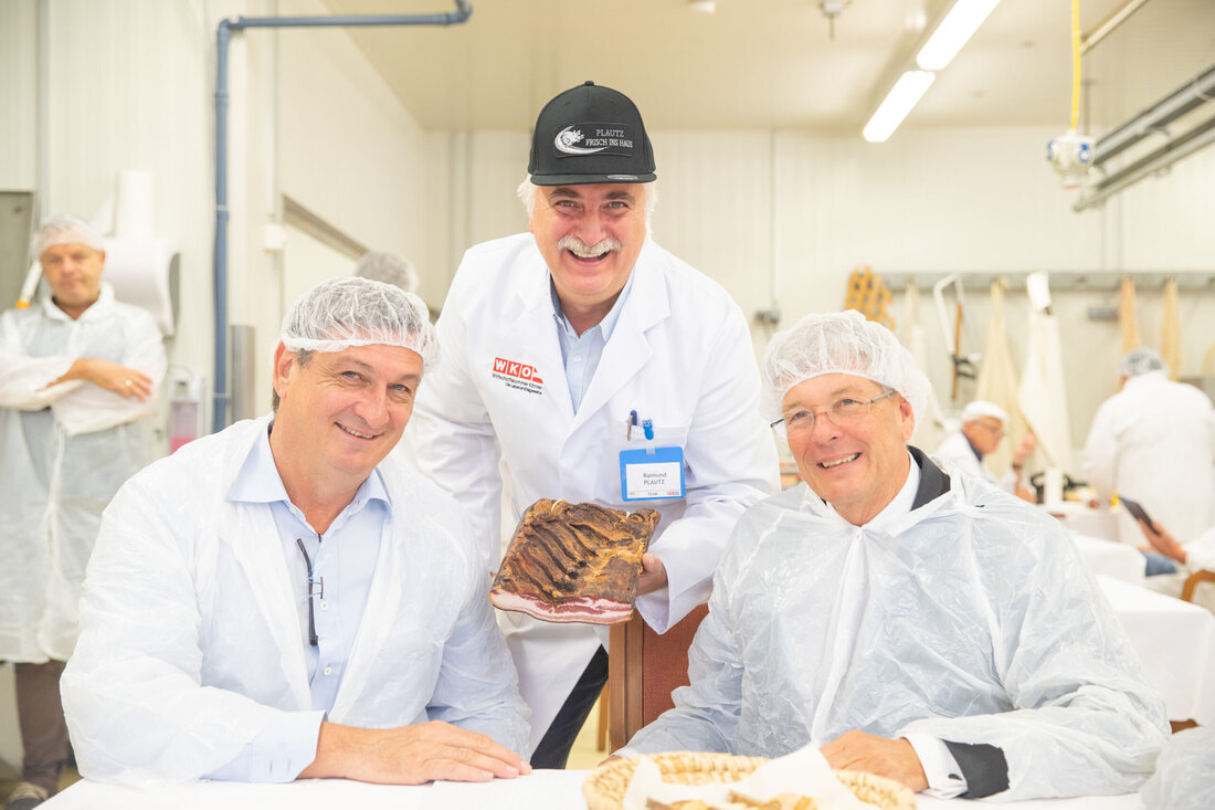 Der internationale Fachbewerb bietet den Fleischereibetrieben aus aller Welt alle zwei Jahre die Möglichkeit, die Qualität ihrer Produkte von Fachexpert:innen bewerten zu lassen. Heuer ging der IFFW 2021 in Klagenfurt über die Bühne. Vom 21. bis 23. September stellten sich mehr als 60 Fleischer:innen dem strengen Urteil der internationalen Jury. An drei Tagen wurden mehr als 660 Einreichungen, darunter Frankfurter, Leberkäse, Bratwürste, Weißwürste, Extrawürste, Krakauer, Debreziner, Blutwürste, Pasteten, Schinken und Speck in allen Arten und Variationen, auf Herz und Nieren getestet, verkostet und prämiert. Die eingereichten Produkte konnten unterschiedlicher nicht sein. Über Bratwürste, Extrawürste, Blutwürste, Pasteten, Schinken und Speck in …