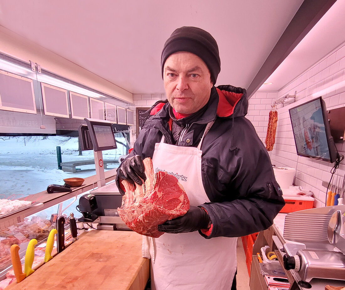 Das ist das Prime Rib vom österreichischen Weideochsen, vom Simmentaler Fleckvieh und fünf Wochen am Knochen gereift. Dieses Fleisch hat eine Fettabdeckung 3 (das bedeutet, dass die Muskulatur ist mit Ausnahme von Knöpfel und Schulter fast überall mit Fett abgedeckt ist). Das ist das Top-Rindfleisch aus Österreich. Das Fleisch etwas salzen und in einer gut aufgeheizten Pfanne oder auf dem Griller anbraten, dann langsam im Backrohr bei etwa 120 Grad durchziehen lassen, so wird es weiter gegart, das Fleisch wird zart und bleibt innen rosa und rosa – das dauert bei einem Kilo Fleisch ca. zwei Achterl Rotwein. Richtwerte für …
