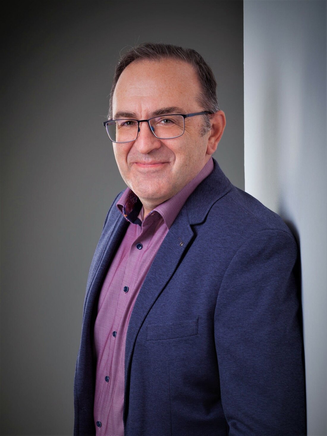 „Während verschiedene Akteure versuchen, den Lebensmittelhandel für die hohe Inflation verantwortlich zu machen, kämpfen zahlreiche Nahversorger ums Überleben“, schlägt Christian Prauchner, der Obmann des Lebensmittelhandels in der WKÖ, Alarm. Laut Schätzungen der Wirtschaftskammer wird bis zum Ende dieses Jahres die traurige Bilanz von 200 geschlossenen Nahversorgern verzeichnet werden – eine direkte Folge der anhaltenden Energiekrise. Sollte der bereits beschlossene Energiekostenzuschuss 2 (EKZ2) nicht rasch in Kraft treten, droht diese Zahl dramatisch anzusteigen. Energiekostenzuschuss muss umgesetzt werden „Die Regierung hat den Energiekostenzuschuss bereits Ende 2022 beschlossen, um den Unternehmen bei der Bewältigung der steigenden Energiekosten zu helfen. Dieser Schritt war von …