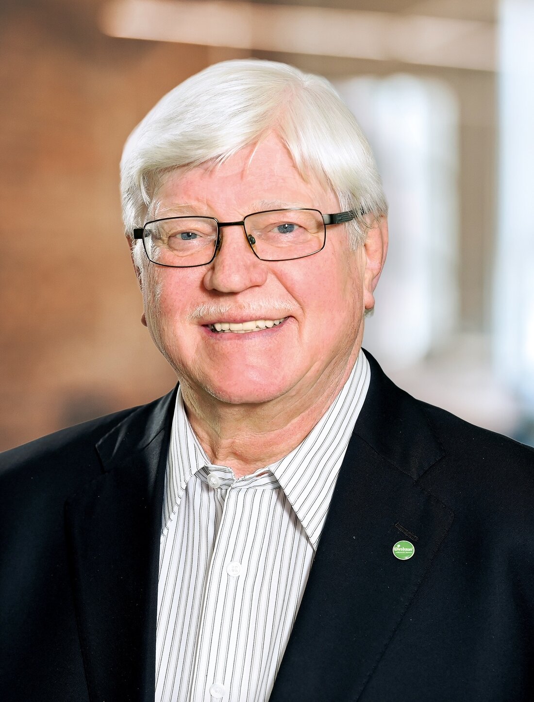 In tiefer Trauer müssen wir bekanntgeben, dass KommR Karl Schmiedbauer 
am 6. Oktober 2023 im 80. Lebensjahr verstorben ist. Seine Persönlichkeit, sein Innovationsgeist und seine Leidenschaft für Genuss werden im Unternehmen 
Wiesbauer für immer tief verankert sein.
