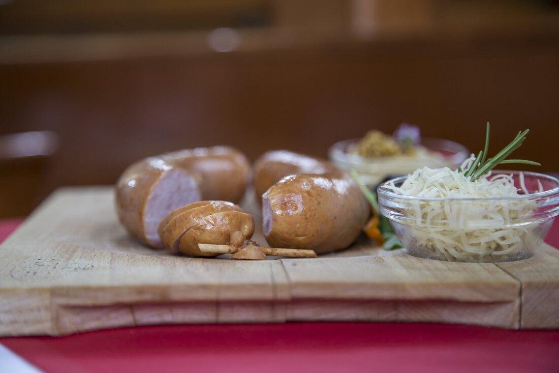 Bei der Krainer Wurst gehen die Slowenen keine Kompromisse ein. Seit Jahrhunderten verwenden die Fleischereien alte Rezepte und ließen die „Kranjska klobasa“ sogar als immaterielles Kulturerbe schützen.