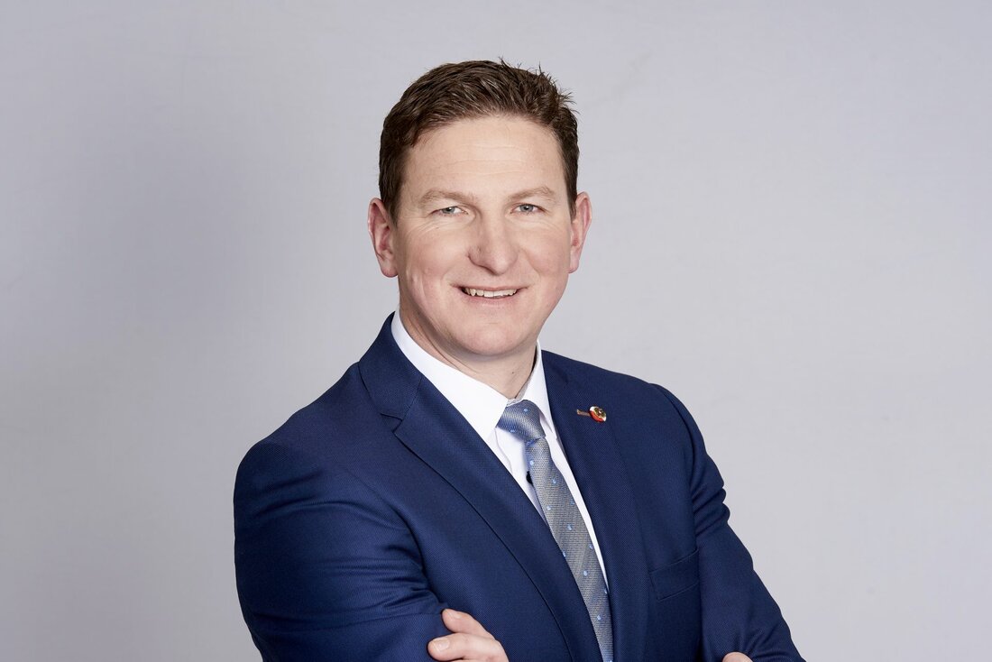 ÖVP-Abgeordneter äußert Bedenken gegen Laborfleisch und sieht dahinter große Industrielobby. Diskussion um Umwelt- und Energieprobleme sowie kulturelle Auswirkungen.