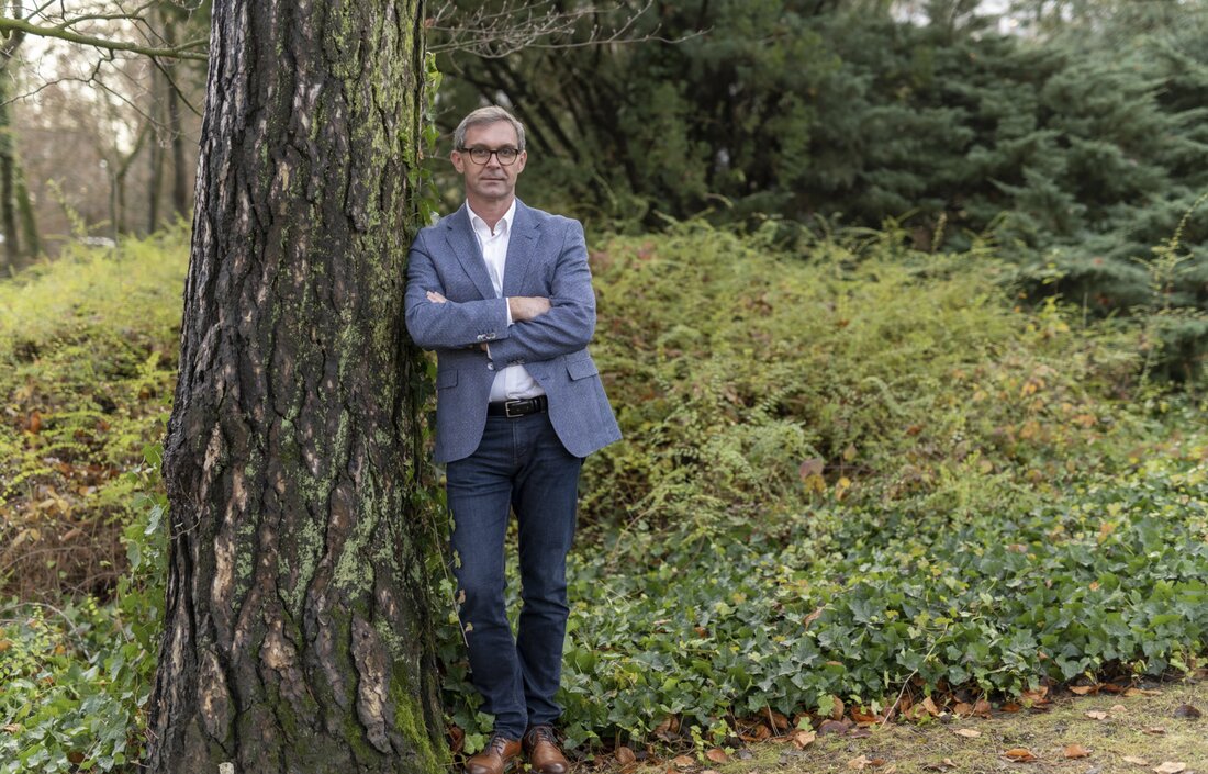 Erheblichen Nachbesserungsbedarf sieht die Landwirtschaftskammer bei den EU-Kommissionsvorschlägen zur Einführung eines CO2-Grenzausgleichsmechanismus an den EU-Außengrenzen. Der Vorschlag für eine Verordnung zur Schaffung eines CO2-Grenzausgleichssystems sieht vor, dass die energieintensiven Produkte Stahl, Eisen, Zement, Aluminium und auch Stickstoffdüngemittel beim EU-Import aus Drittländern mit einem CO2-Grenzausgleich (Klimazölle) belegt werden sollen. EU-Importeure dieser Produkte sollen damit bei Importen ab 2026 entsprechende CO2-Zertifikate zum aktuellen CO2-Preis des Emissionshandelssystems ETS kaufen müssen. Damit soll bei diesen Produkten das Risiko von Verlagerungen der Produktion in Nicht-EU-Länder mit niedrigeren Klimastandards wirksam vermieden werden. Die Landwirtschaftskammer fordert nun, dass dieser Mechanismus auch für Agrarprodukte und Lebensmittel zur Anwendung …